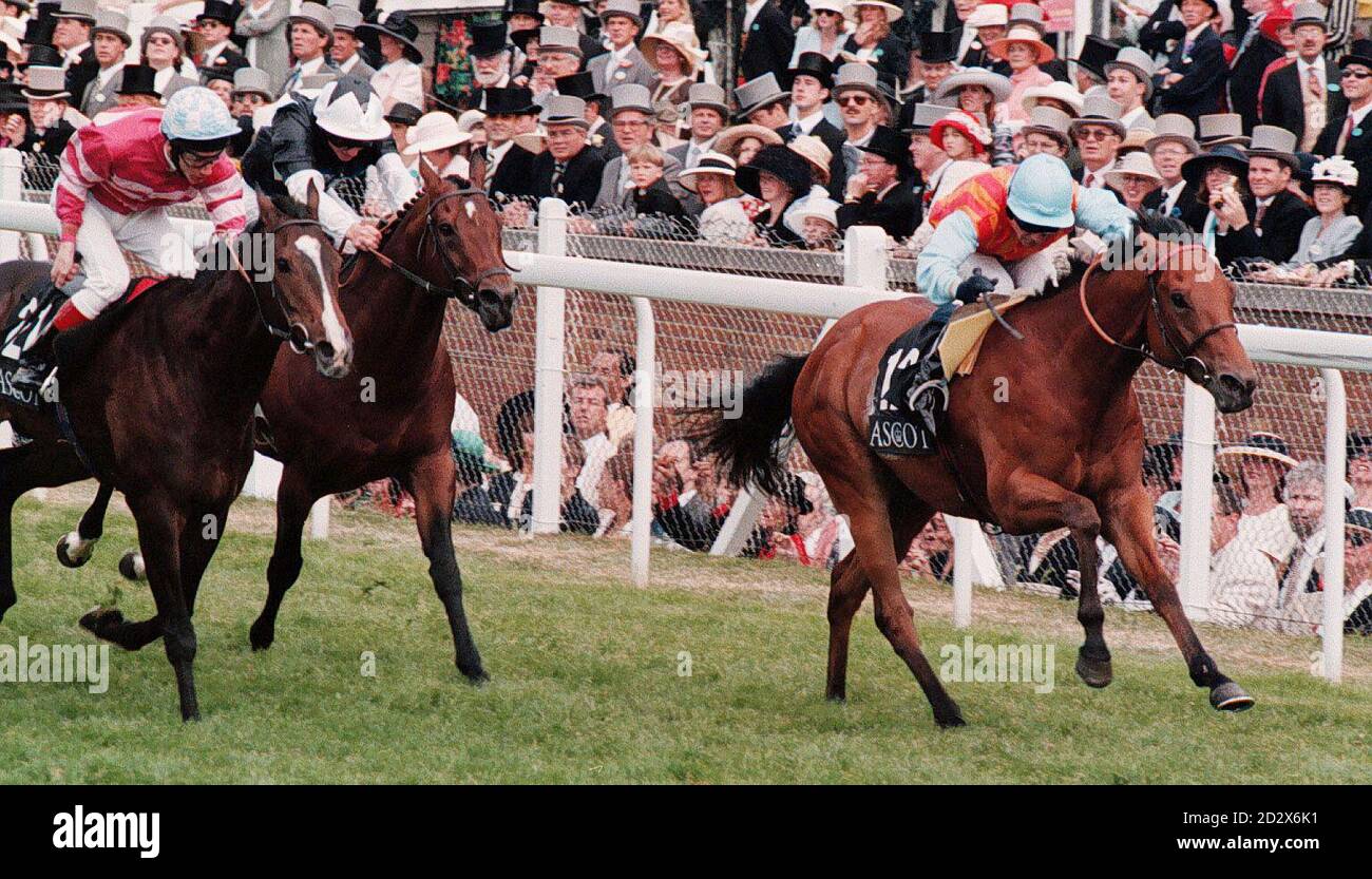 Emerging Market (derecha) se encuentra en el frente para ganar las Wokingham Stakes, en Royal Ascot esta tarde (viernes). Foto de Tony Harris/PA. Foto de stock