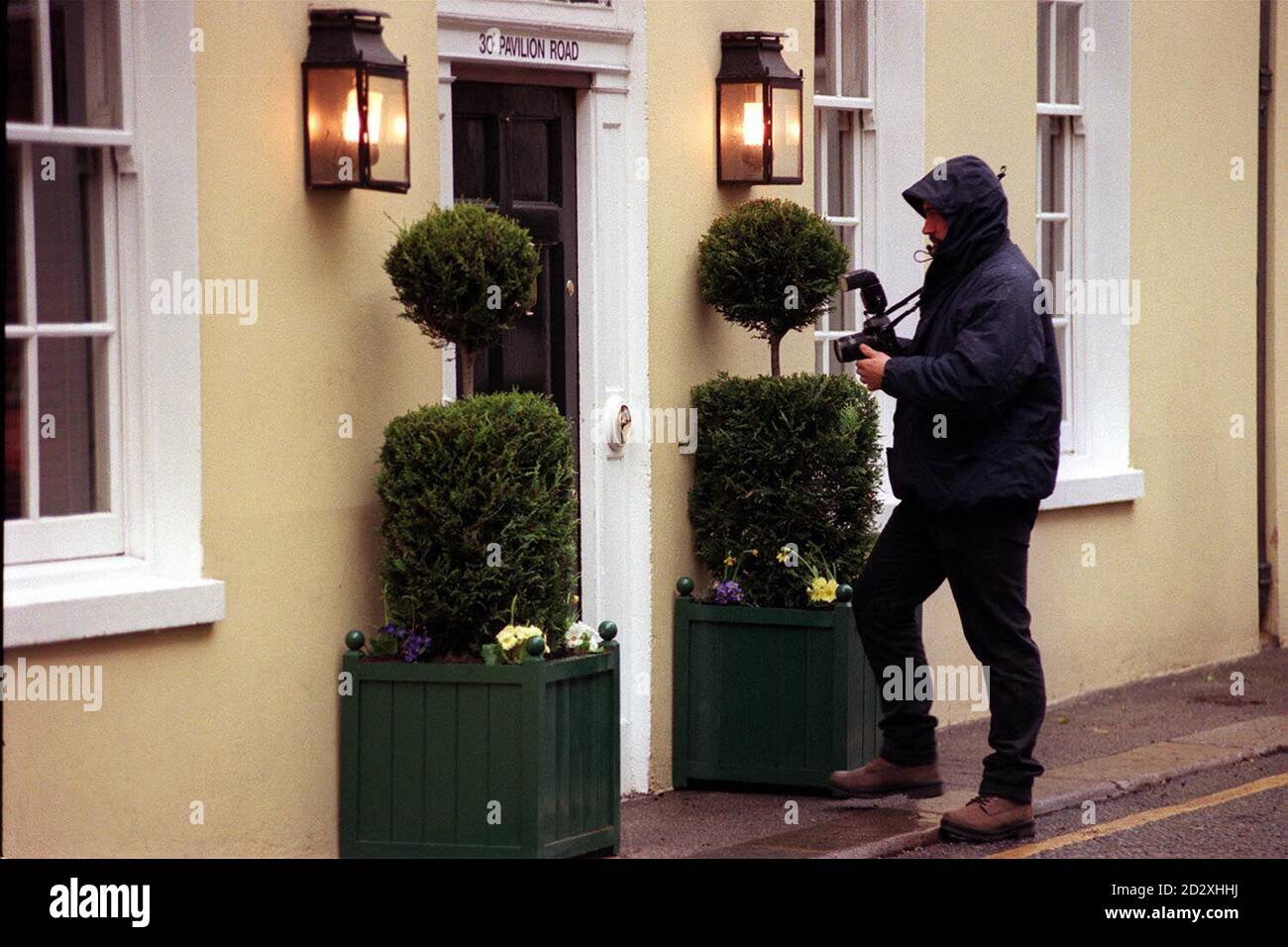 Un fotógrafo en el posible lugar de la boda de la estrella de Oasis Liam Gallagher y la actriz Patsy Kensit, en el suroeste de Londres hoy (lunes). Ver PA Story SHOWBIZ Gallagher. Foto de David Cheskin. Foto de stock