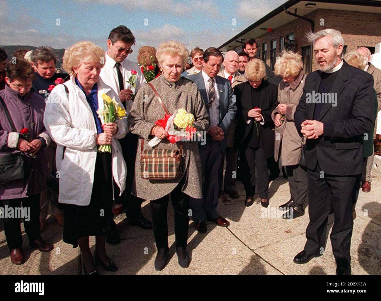 Bill Mccrea (derecha) realiza un servicio en recuerdo de las víctimas del desastre de Zeebrugge de 1987, en el puerto de Dover esta tarde (jueves). El transbordador Herald of Free Enterprise capsió el puerto belga hace diez años, cobrando la vida de 196 personas. Foto de David Giles/PA. Foto de stock