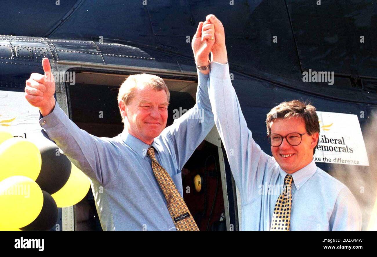 El líder demócrata liberal Paddy Ashdown con el candidato para Mid-Dorset y North Poole Alan Leaman durante una visita en helicóptero a Ashdown School en Poole, Dorset hoy (miércoles). Foto Barry Batchelor/PA Foto de stock