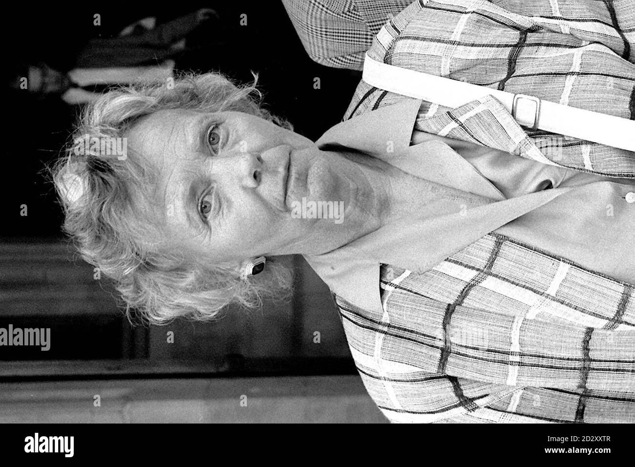 Foto de la biblioteca de PA fechada en 13.6.89 : PA Filer fechada en 3.2.87 la creadora de Eastenders Julia Smith. Julia Smith, co-creadora de EastEnders, murió hoy, anunció la BBC. La mujer conocida por el elenco como la madrina murió esta mañana en el Hospital Royal Marsden. Ver Historia de PA MUERTE Eastenders. Fotos de PA. (DISPONIBLE SOLO EN BLANCO Y NEGRO) Foto de stock