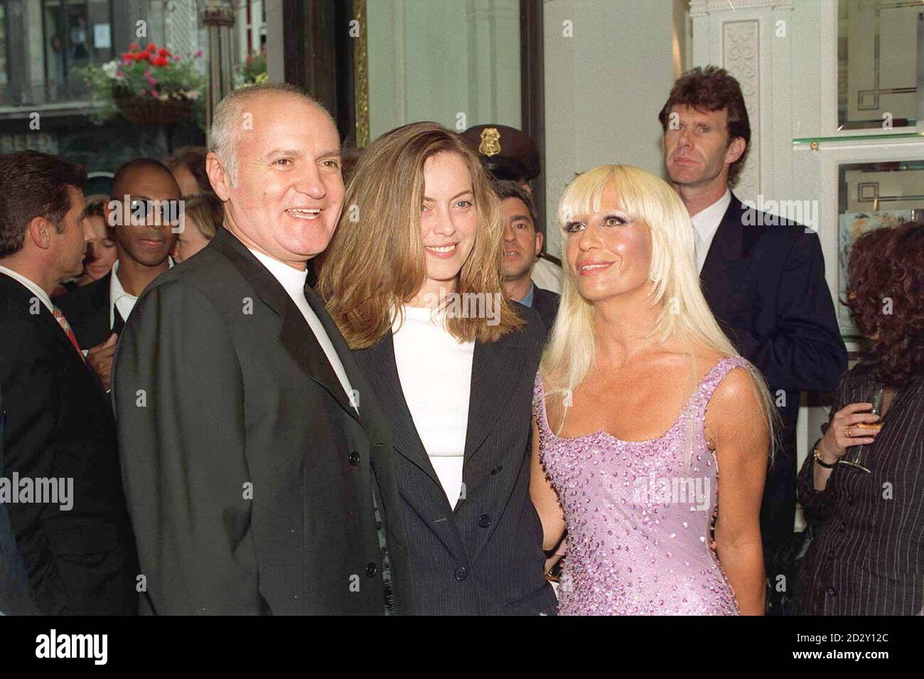 La actriz Greta Scaachi (C) con el diseñador de moda Gianni Versace y su  hermana Donatella en la boutique de Versace, Old Bond Stret, Londres, para  una fiesta en ayuda de la