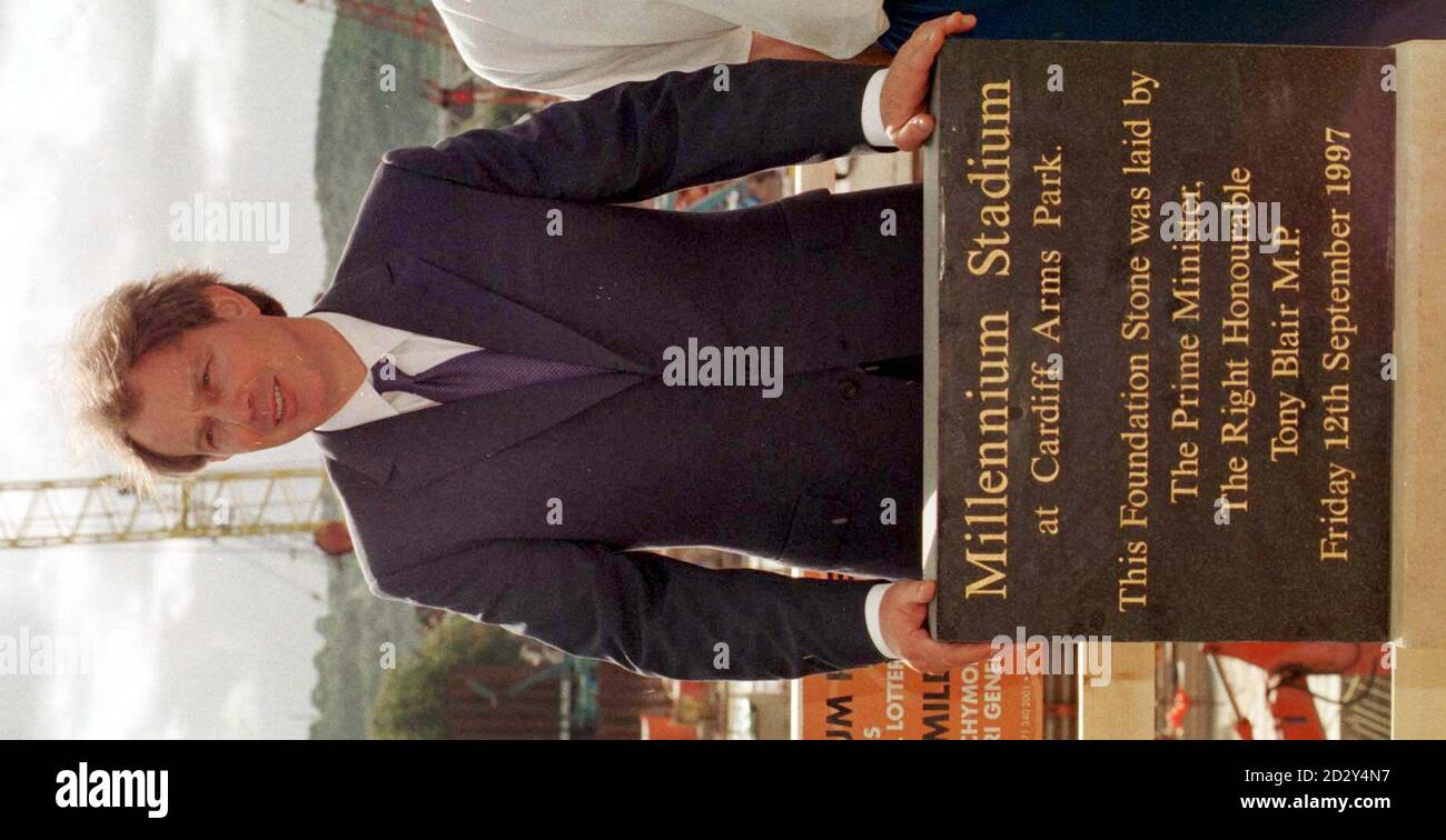 El primer Ministro Tony Blair está hoy (viernes) junto a una piedra de la Fundación que se pondrá en el Estadio del Milenio, actualmente en construcción en Cardiff. Véase la historia de la Autoridad Palestina DEVOLUCIÓN Gales Blair. Foto Barry Batchelor/PA Foto de stock