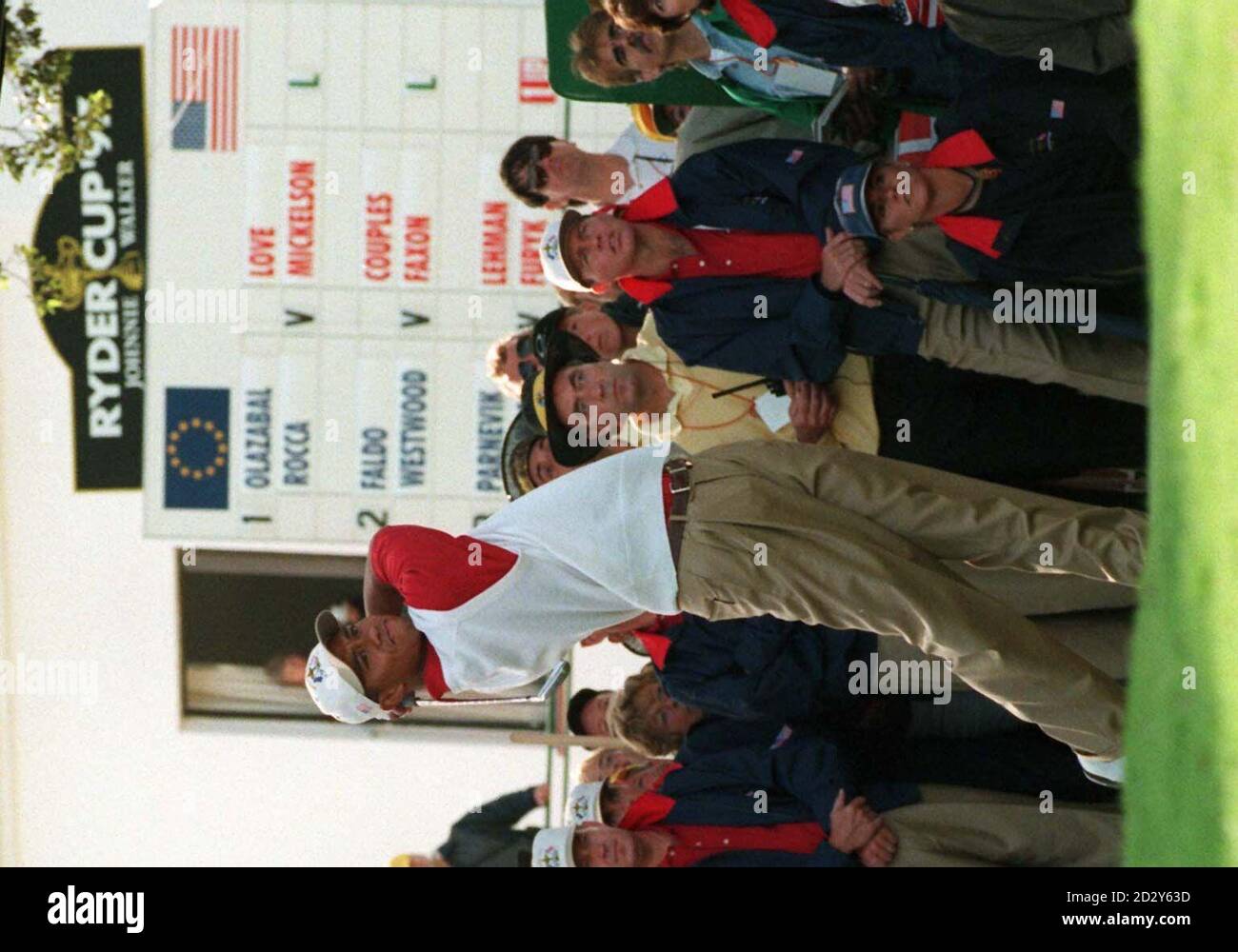 Tiger Woods de los EE.UU. Haciendo su debute tiro de la Ryder Cup '97 desde el primer tee esta mañana (viernes). Está en pareja con Mark o'Meara y contra el europeo Colin Barberie y Bernhard Langer. Ver PA Story GOLF Ryder. Foto de Barry Batchelor/PA. Foto de stock