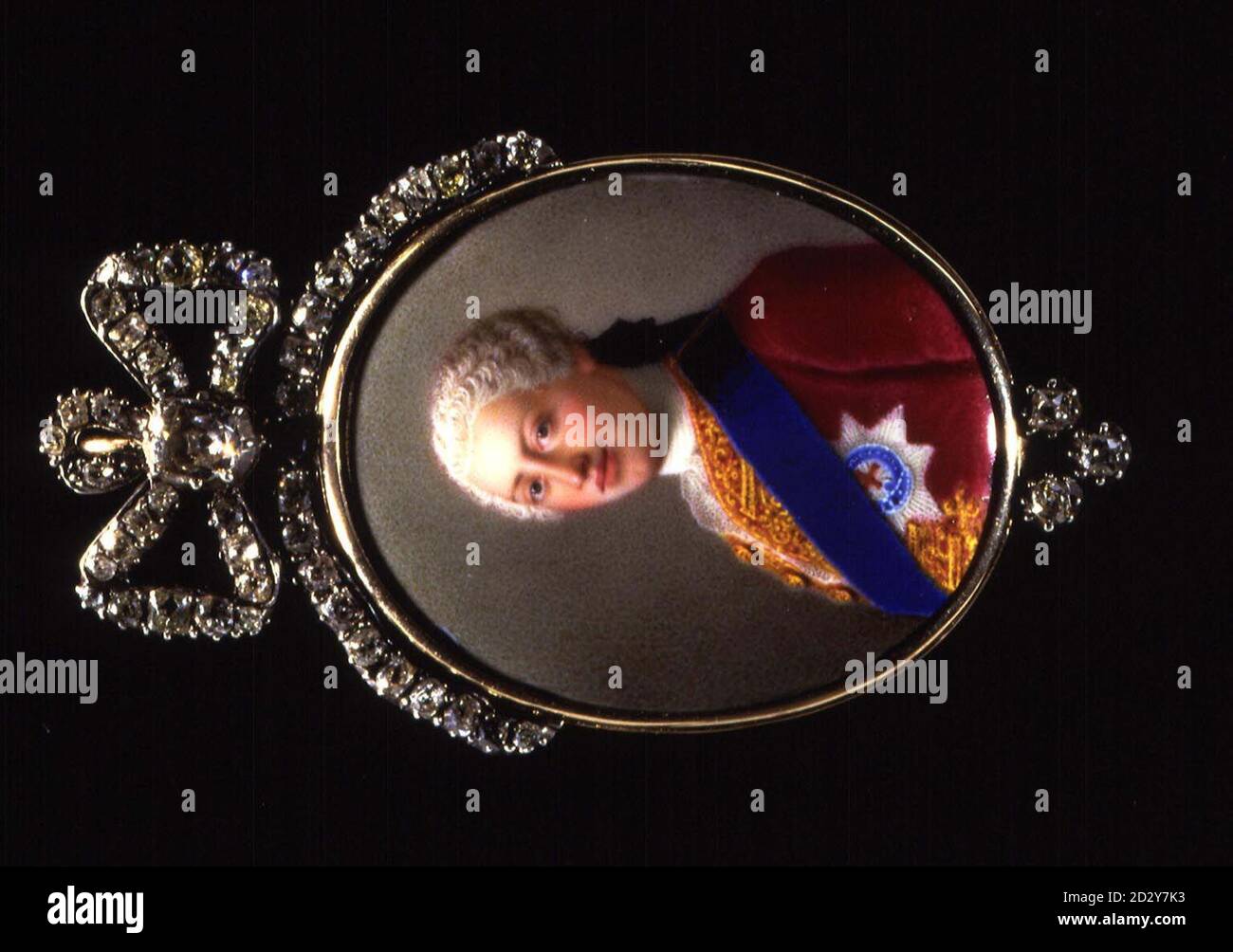 VERSIÓN CORREGIDA una nueva miniatura descubierta de George III, como el Príncipe de Gales. El raro y exquisito esmalte, uno de los cinco únicos ejemplos grabados de miniaturas pintadas por el artista suizo del siglo XVIII Jean-Etienne Liotard. La miniatura FETCH 128,000 en Christie's en Londres hoy (martes), más del doble del valor estimado. Mira las fotos de PA. Foto de stock
