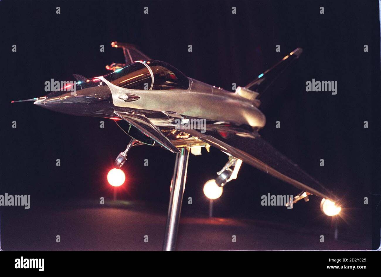 El Garrard Eurofighter, el modelo innovador diseñado y creado por los Joyas de la Corona para combinar el arte tradicional de la plata con el de la tecnología moderna, se lanza hoy en Londres (jueves). Con casi trece kilos de peso, con un fuselaje de 33 pulgadas y una envergadura de 25 pulgadas, el modelo Garrard Eurofighter tiene un precio aproximado de 250,000. Foto de Ben Curtis. Foto de stock