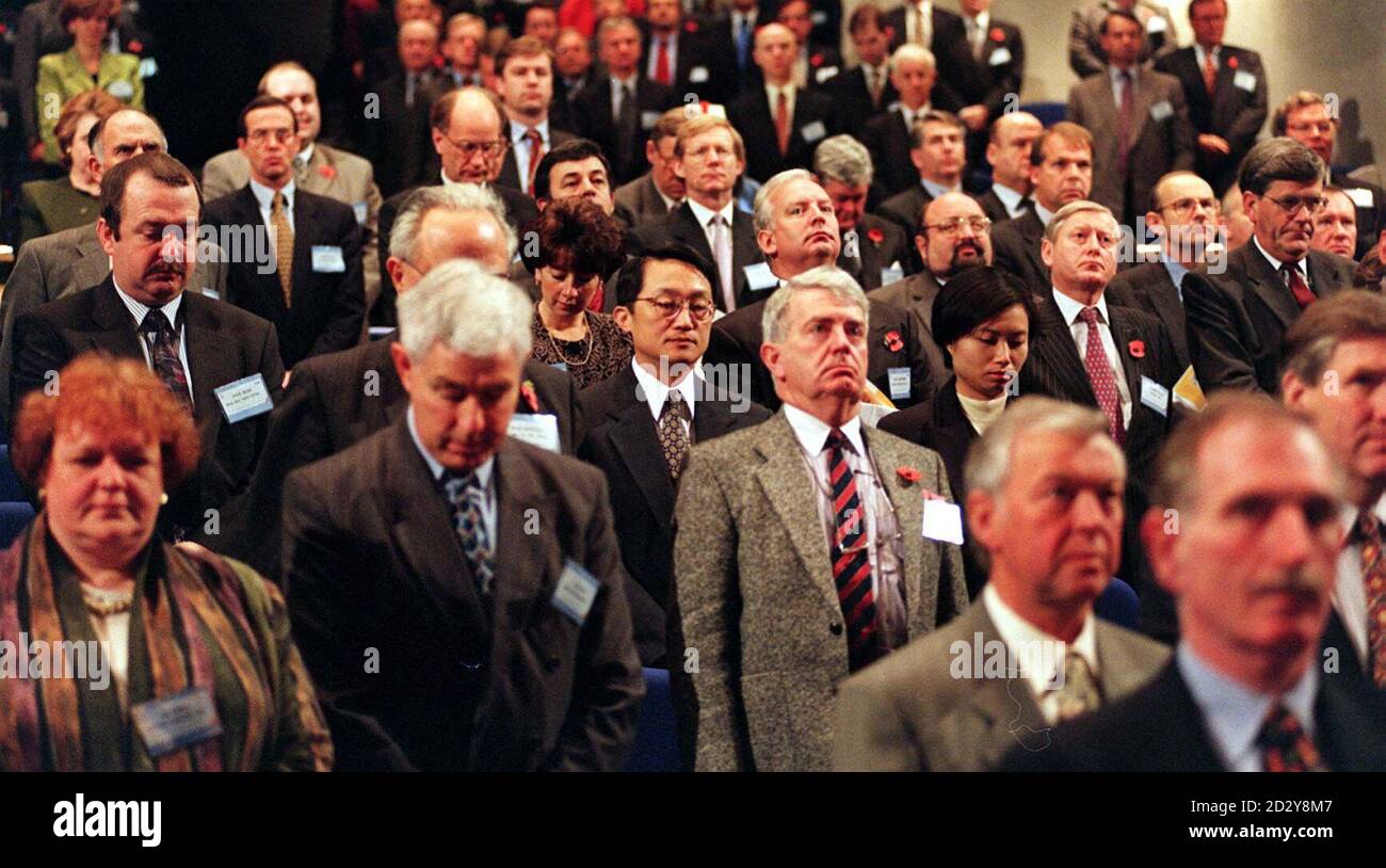 Los delegados en la conferencia de la CBI observan un silencio de dos minutos para el día de Armictice en la CPI en Birmingham hoy (martes). Foto de DAVID JONES/PA Foto de stock