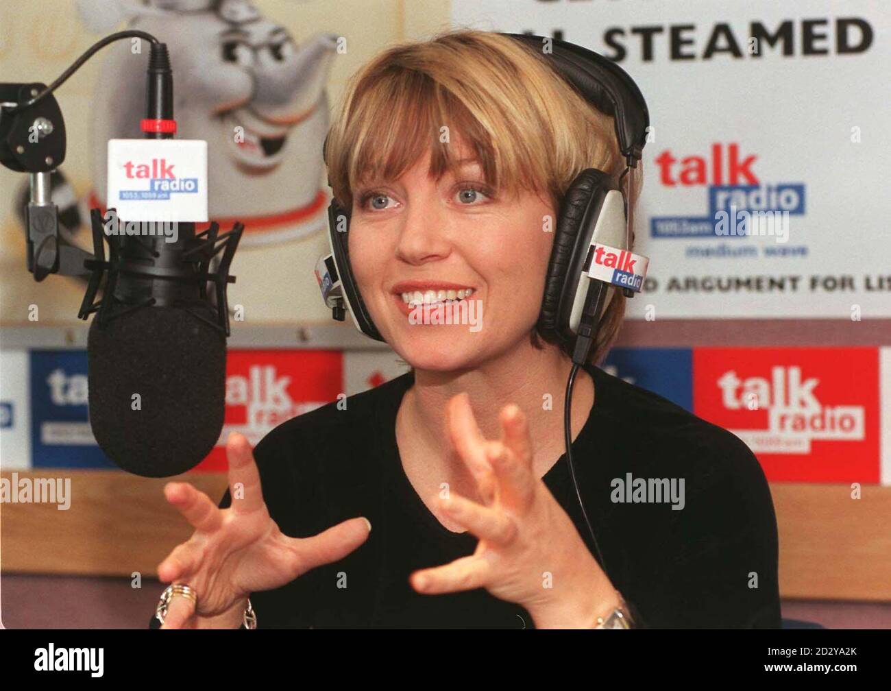 Kirsty Young, presentadora de noticias vespertinas del canal 5, en Talk  Radio en Londres hoy (miércoles), donde se anunció que ella será la  anfitriona de su programa de desayuno entre semana. MS