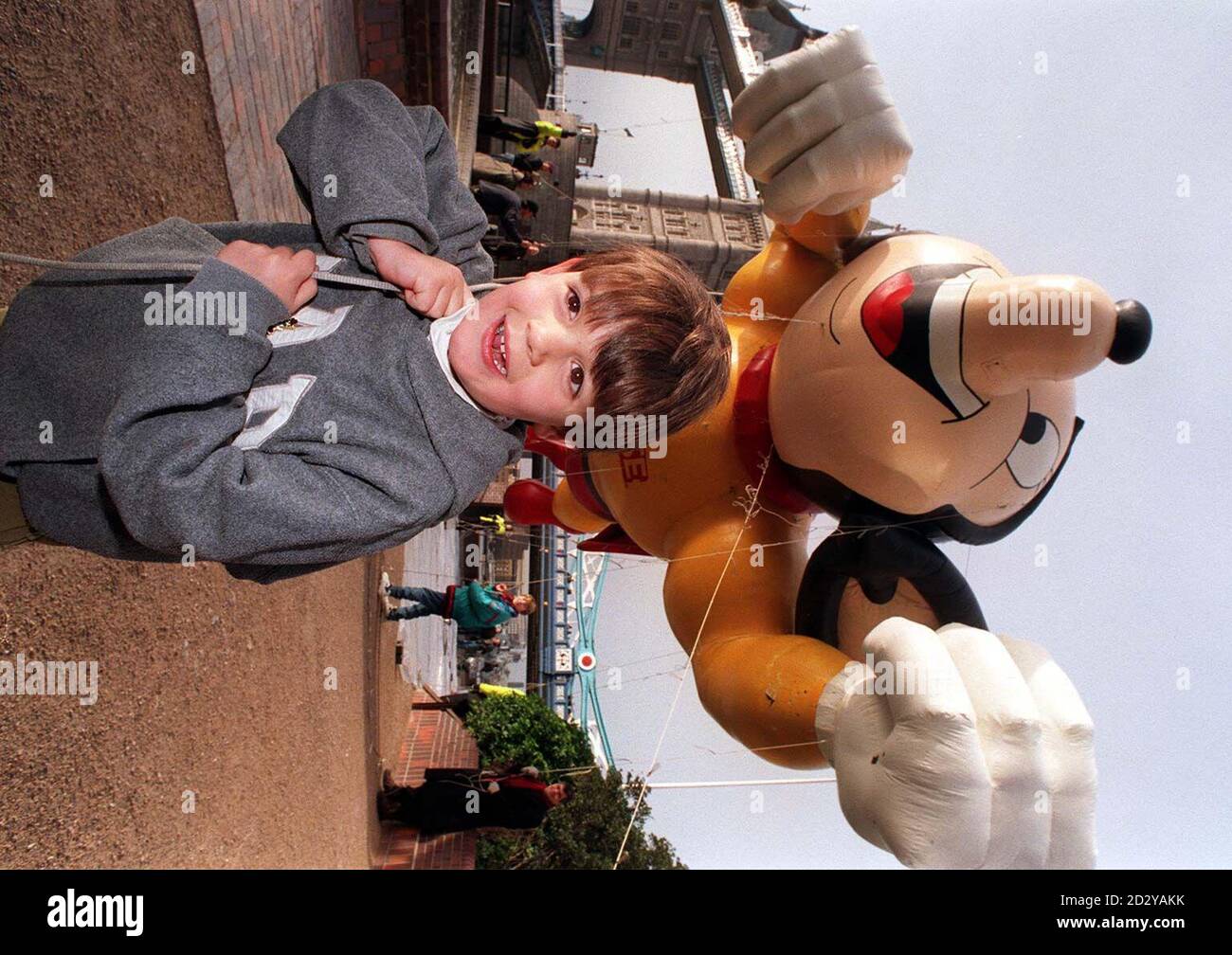 El joven Lachlan Murphy (4) lucha por mantener un gigante inflable del  personaje de dibujos animados, 'Mighty Mouse', mientras se eleva sobre el  centro de Londres esta mañana (domingo). El roedor gigante