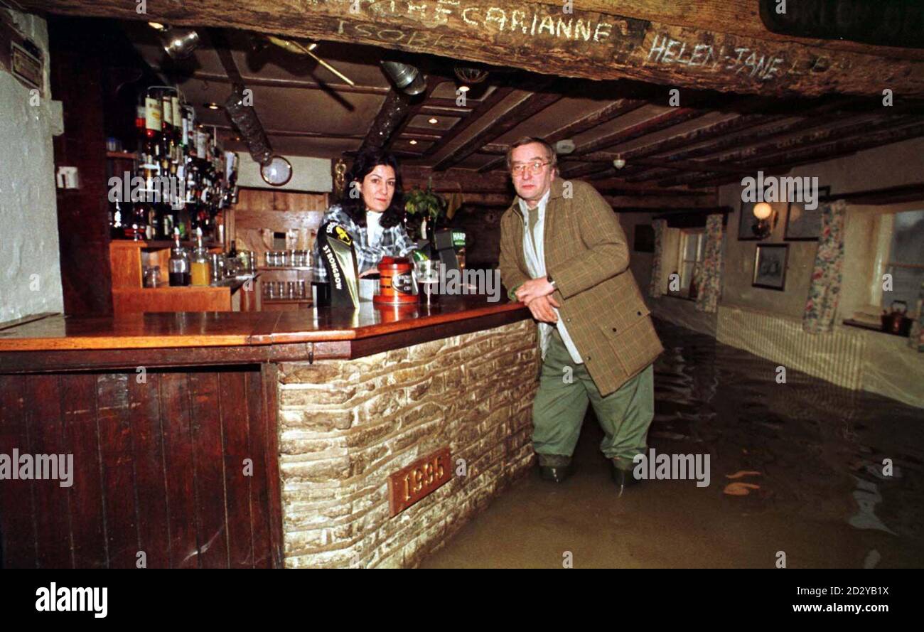 Propietario David Tromans con Carolina KEast en el bar inundado junto al río del Hotel Swan en Upton-upon-Severn, Worcestershire, hoy (martes). Foto Barry Batchelor/PA. Foto de stock