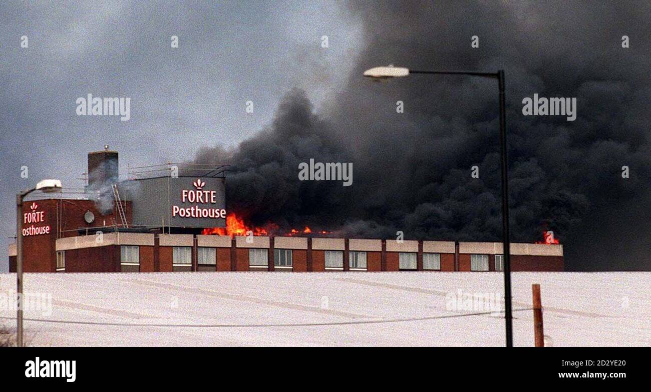 Las llamas se enfurecen y el humo se enfurecen desde el techo del hotel Forte Posthouse en Washington en Tyne & Wear hoy (jueves) después de una explosión engulló el piso superior. Se dijo que había una serie de explosiones que se escucharon hasta tres millas de distancia. Todavía no está claro si alguien ha sido herido. Vea la historia de PA FIRE Hotel. Imagen PA. Foto de stock