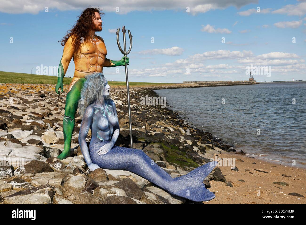 Desde el calendario FARBKORPER 2021 - Geek Arte-Bodypainting y Transformaking: Aquaman y Nixe fotocomunicación con Grave Artist y Janina S. en el Jadebusen en Wilhelmshaven. Un proyecto del fotógrafo Tschiponnique Skupin y el pintor y transformador de cuerpos Enrico Lein | uso en todo el mundo Foto de stock