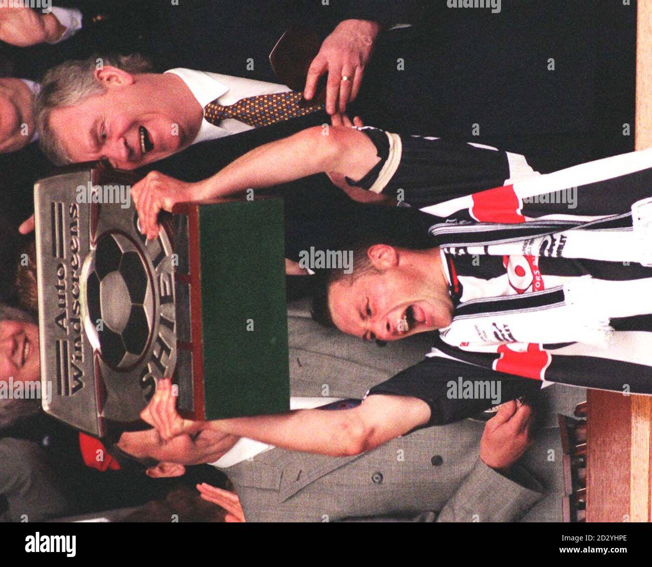 El capitán de Grimsby Town, Paul Groves, levanta el Auto Windscreens