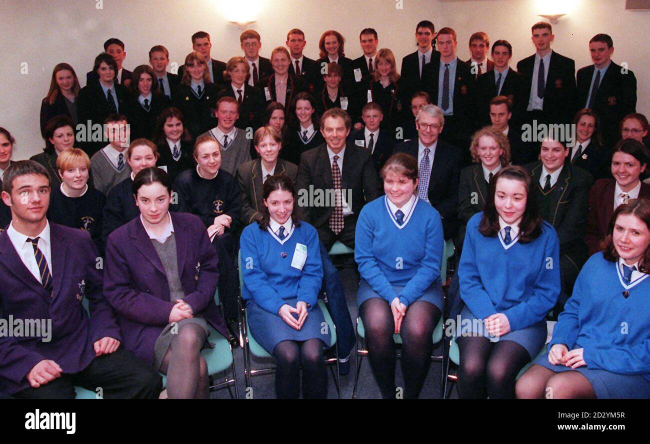 El primer ministro británico Tony Blair (centro) y el ex primer ministro conservador John Major (centro derecho) fotografiaron con escolares protestantes y católicos de Irlanda del Norte después de debatir el referéndum sobre el proceso de paz hoy (miércoles). Fotos de PA Foto de stock