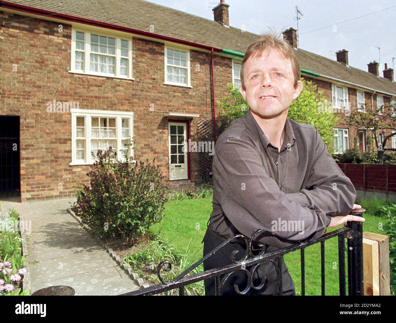 John Halliday, el primer custodio de 20, Forthlin Road, la antigua casa de Paul McCartney, fuera