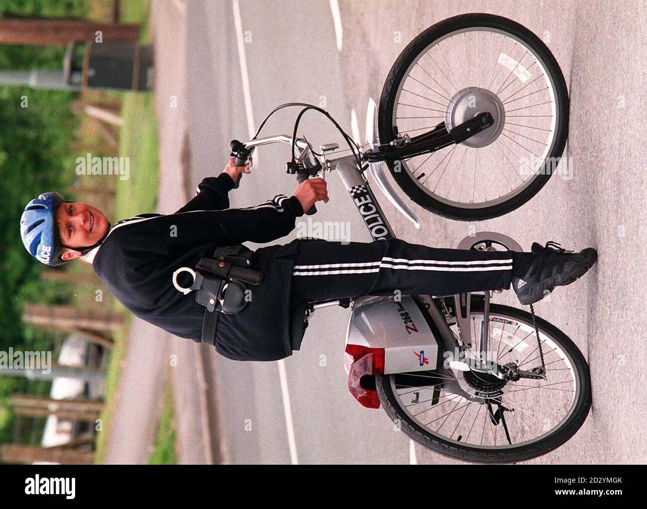 La policía de Durham hoy (jueves) dio a conocer los últimos medios de transporte, una bicicleta eléctrica con el Constable Andrea Clayton 28 mostrando la primera de su tipo en Ferryhill. Ver ciclos DE POLICÍA de PA Story. Foto de Owen Humphreys/PA. Foto de stock