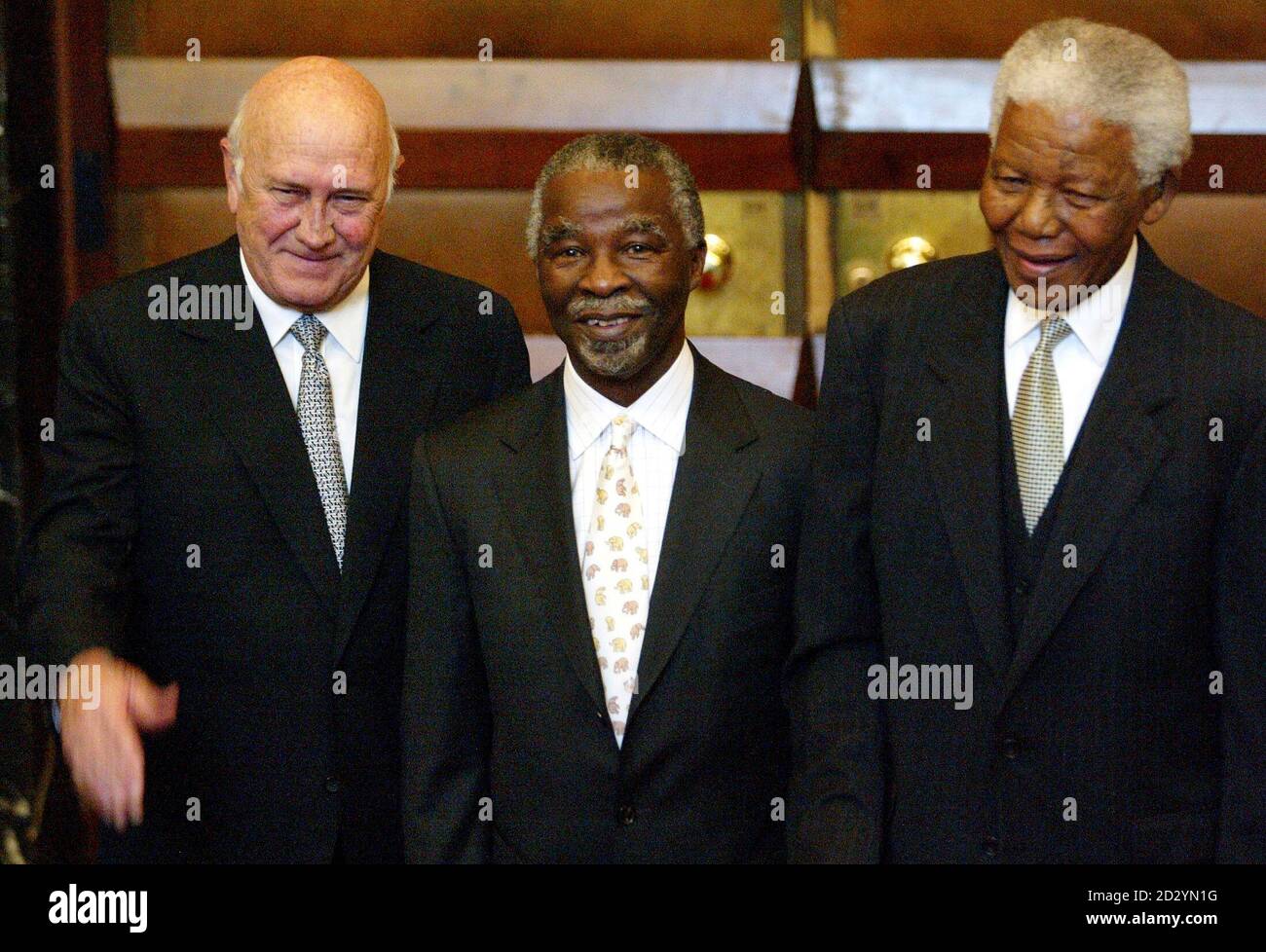 El Presidente Thabo Mbeki (C) y los ex Presidentes FW de Klerk (L) y Nelson Mandela (R) posan para fotógrafos fuera del Parlamento en Ciudad del Cabo, después de la elección de Mbeki como Presidente en esta foto tomada el 10 de mayo de 2004. El partido gobernante de Sudáfrica dijo el 20 de septiembre de 2008 que había decidido recordar al presidente Thabo Mbeki antes de que terminara su mandato el año próximo y que se había comprometido a aceptar la medida y a dejar de lado voluntariamente. La medida sigue al despido de cargos de corrupción la semana pasada contra Jacob Zuma, despedido por Mbeki como vicepresidente del país en 2005. Foto tomada el 10 de mayo de 2004. Foto de stock