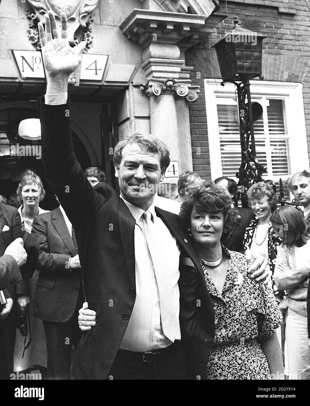 28th DE JULIO: En este día de 1988 Paddy Ashdown, el diputado de Yeovil fue elegido líder del nuevo Partido Democrático Social y Liberal. Se le ve aquí celebrando con su esposa Jane. Paddy Ashdown y su esposa Jane celebran fuera de las oficinas de los socialdemócratas y liberales demócratas en Londres después de que fuera elegido líder del nuevo partido. 22/7/98: 10th aniversario como líder. 20/1/99: Ashdown se parará como líder en junio de 1999. * Después de las elecciones europeas y como diputado por Yeovil en las próximas elecciones generales. Foto de stock