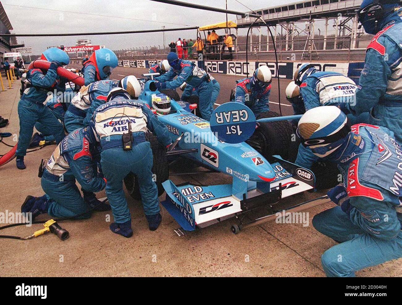 El equipo de Fórmula 1 de Benetton agudiza su trabajo en boxes, durante las pruebas en Silverstone. Foto de stock