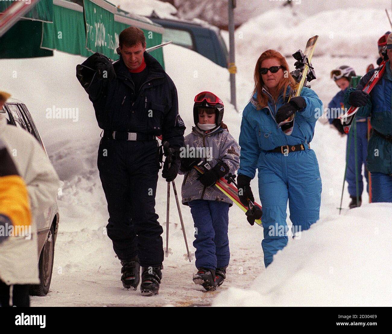 El duque de York y la duquesa de York y la princesa Eugenie se dirigen a las pistas en la estación de esquí Suiza de verbier. El duque salió volando para unirse a la Duquesa de York y sus dos hijos Princesas Eugenie y Beatrice para celebrar su 39 cumpleaños (19/2/99). Foto de stock