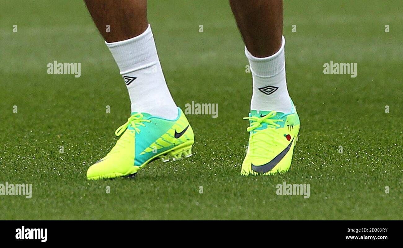 LA MEJOR CALIDAD DISPONIBLE* una vista de las botas Nike de Theo Walcott  con una amapola durante la sesión de entrenamiento en London Colney,  Hertfordshire Fotografía de stock - Alamy