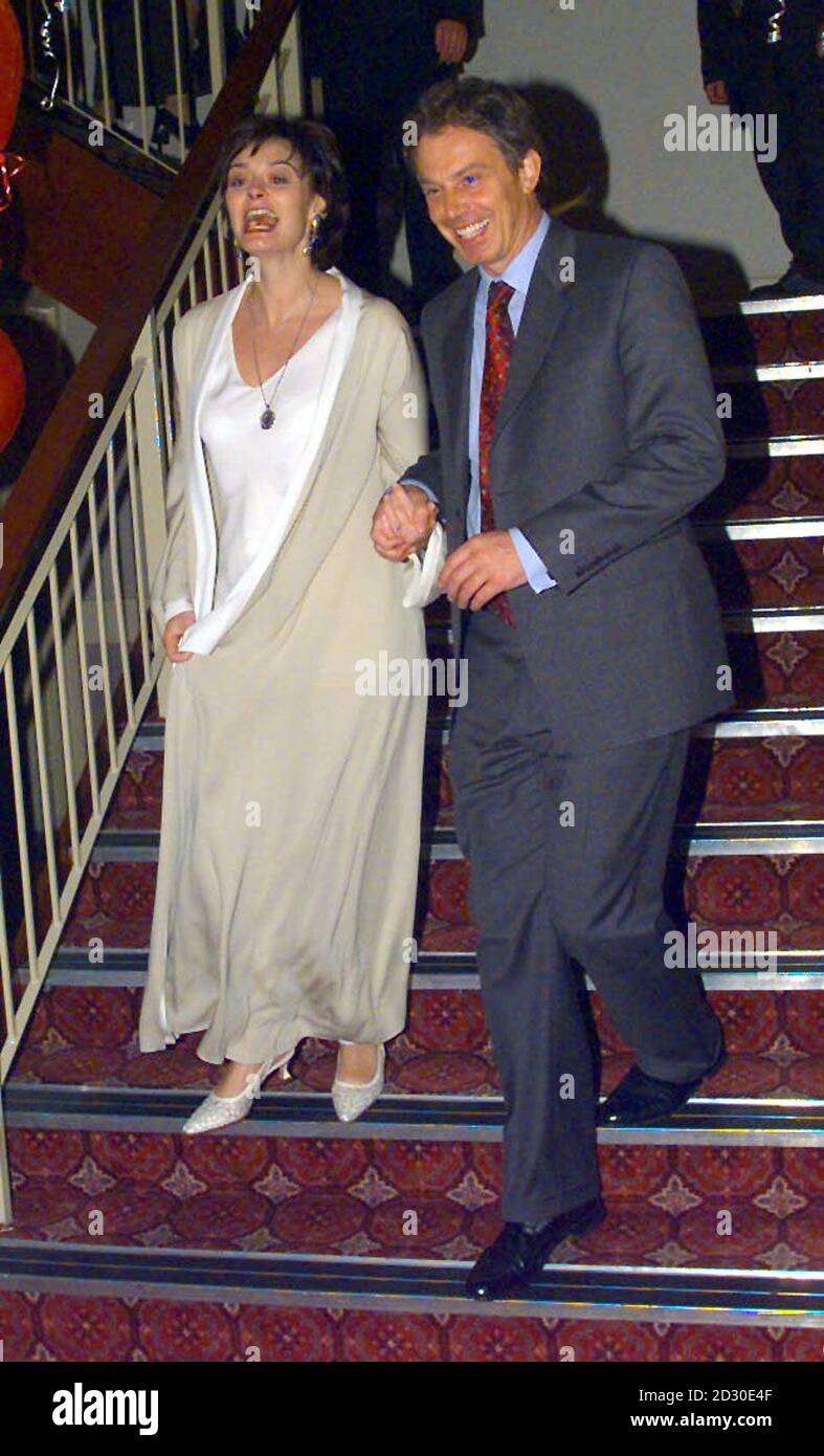 El primer Ministro de Gran Bretaña, Tony Blair, y su esposa Cherie llegan a un Desafío de Cocina de los diputados durante la última noche de la Conferencia del Partido Laborista en Bournemouth. Foto de stock