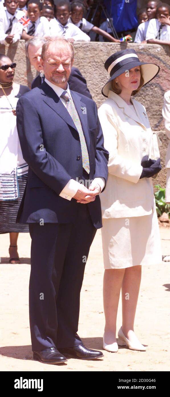 El Secretario de Relaciones Exteriores Robin Cook y su esposa Gaynor durante la visita de Queens al Centro de Educación de adultos en el municipio Alexandra, al norte de Johannesburgo, Sudáfrica. Foto de stock