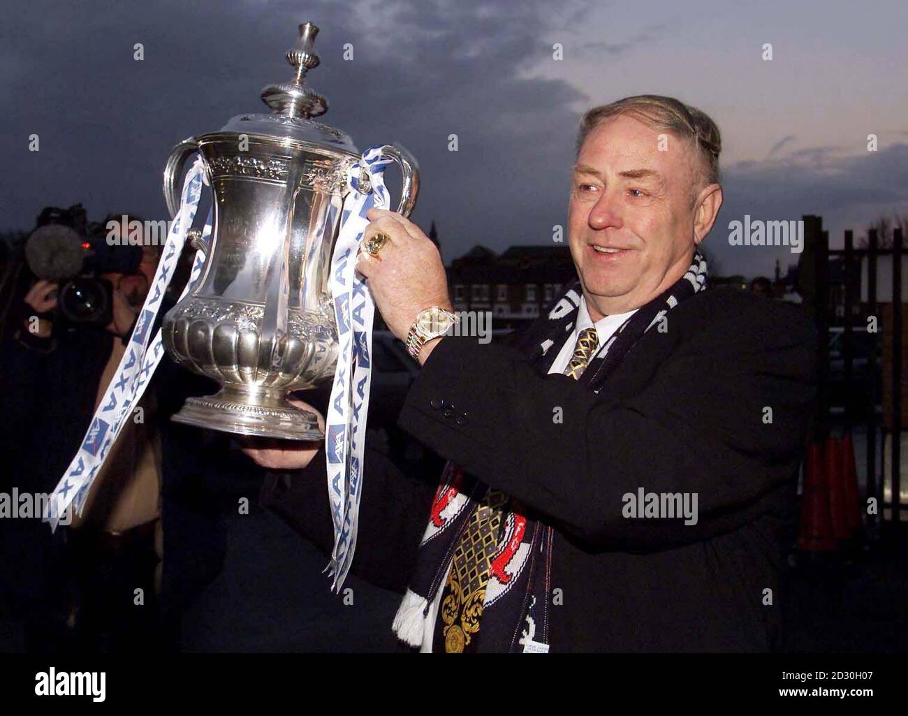 El presidente de Darlington, George Reynolds, mantiene la AXA FA Cup en Darlington después de que su lado fuera otorgado una FA Cup lifeline. Darlington se les ofreció un respiro cuando aterrizaron el comodín AXA para jugar a Aston Villa el 11 1999 de diciembre. Foto de stock