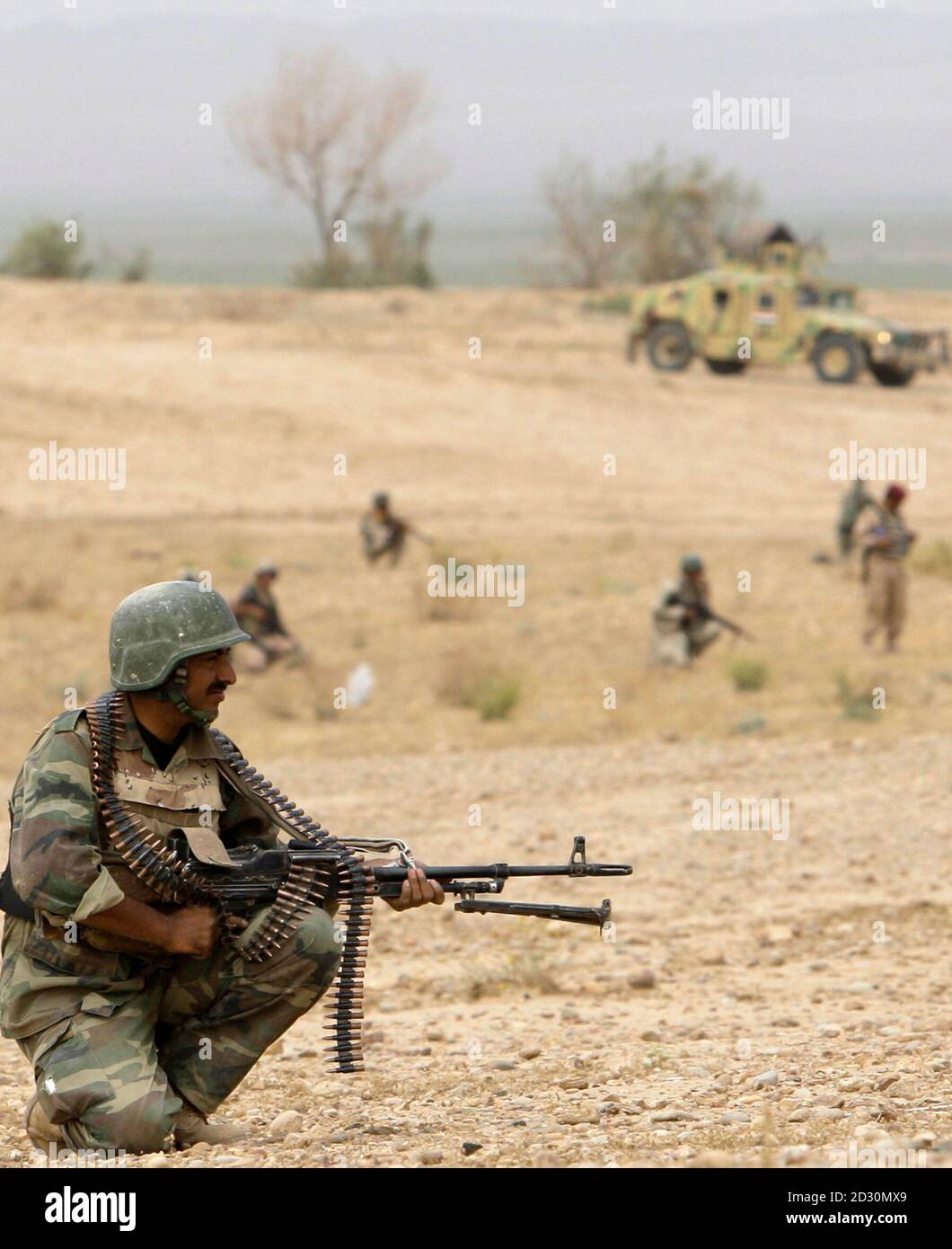 Iraqi soldiers take up position during a joint search operation with U.S. army in the town of Jalawla of Diyala province, 115 km (70 miles) northeast of Baghdad, May 16, 2009. Along a fuzzy seam dividing central Iraq from the largely autonomous enclave of Kurdistan, a row is bubbling over which authority owns this patchwork of Kurd and Arab neighbourhoods, river-fed palm groves and multi-billion-barrel oil fields. Picture taken May 16, 2009. To match feature IRAQ/KURDS-ARABS REUTERS/Saad Shalash (IRAQ CONFLICT MILITARY) Foto de stock