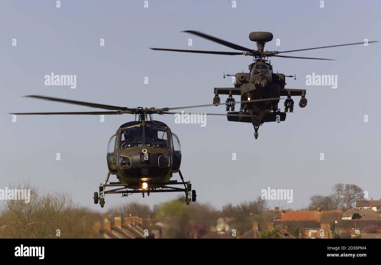 El primer helicóptero de ataque Apache (R) DEL ejército británico WAH-64 que vuela junto a uno de los helicópteros más antiguos del ejército, el Scout. El Apache fue entregado en una ceremonia en la fábrica GKN Westland en Yeovil, y es el primero de 67 vendido al ejército. * para primera línea y formación en un contrato por valor de 2 mil millones. El Secretario de Estado de Defensa Geoff Hoon MP recibió las llaves en nombre del Gobierno. Foto de stock