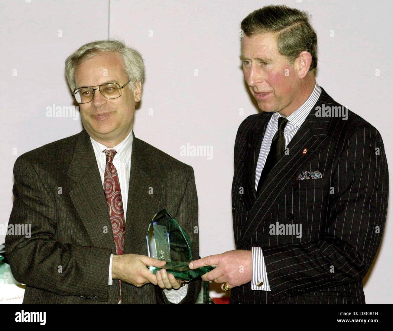 El Príncipe de Gales entrega un premio de departamento a Leigh Lewis, Jefe Ejecutivo del Servicio de Empleo, en el Palacio de San James, durante una ceremonia de entrega de premios para El Príncipe de Gales entrega un premio de departamento a Leigh Lewis, Jefe Ejecutivo del Servicio de Empleo, en el Palacio de San James, durante una ceremonia de entrega de premios para