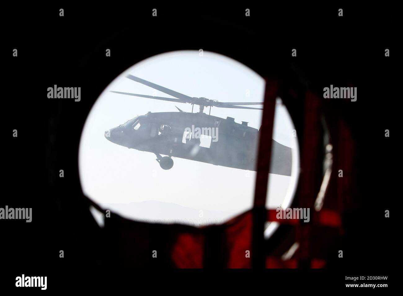 Un helicóptero UH-60 Black Hawk se prepara para aterrizar en el FOB Salerno en Afganistán el 2 de diciembre de 2009. El presidente estadounidense Barack Obama dijo el martes que está ordenando a 30,000 tropas más estadounidenses a Afganistán para el próximo verano para contrarrestar un reurgente Talibán y planea comenzar una retirada de tropas en 18 meses. REUTERS/Zohra Bensemra (TRANSPORTE MILITAR DEL CONFLICTO DE AFGANISTÁN) Foto de stock