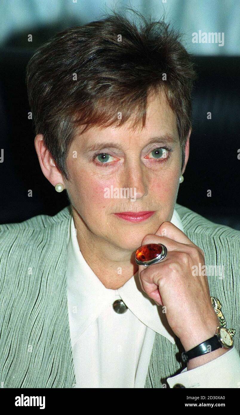 Stella Rimington Directora General Del Servicio De Seguridad De Gran Bretana Mi5 En Su Oficina 18 9 97 Dame Stella Rimington Ex Jefe Del Mi5 Se Hara Cargo De Sir Kenneth Stowe Como Presidente