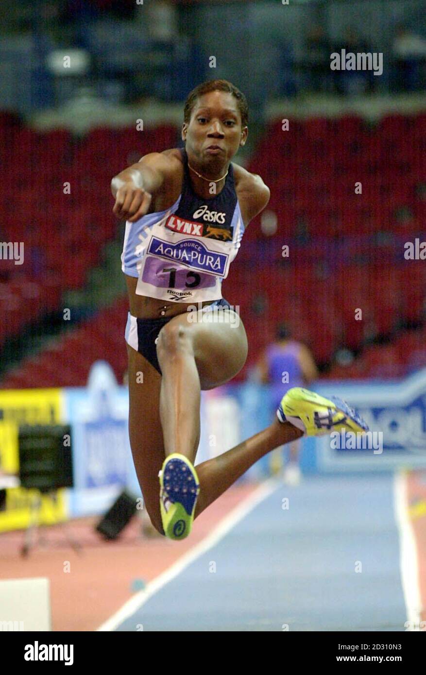 Ashia Hansen Titular Del Record Mundial De Triple Salto En Interiores Compite En El Evento Aqua Pura Field Espectacular En El Nia Birmingham Fotografia De Stock Alamy
