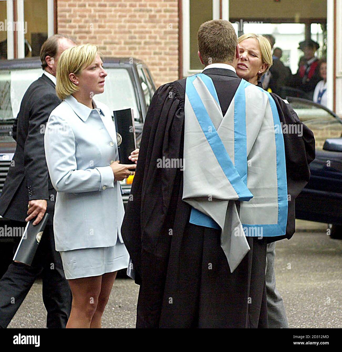 Peter Phillips besa a su hermana Zara, vista por su amiga Elizabeth Iorio  (izquierda) en su graduación en una ceremonia en la Universidad de Exeter.  La Princesa Real vio a su hijo