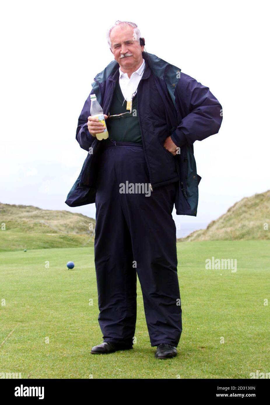 El caddie maestro de European Tour Willy Aitchison, que tiene setenta años, en el Smurfit European Open en el K Club cerca de Dublín. Aitchison, quien caddie por Lee Trevino cuando ganó el Abierto en 1971 y 1972, ha sido pedido por el golfista a caddie por él una última vez. * en lo que el golfista americano verá como su última aparición abierta en St Andrews, Escocia. Foto de stock