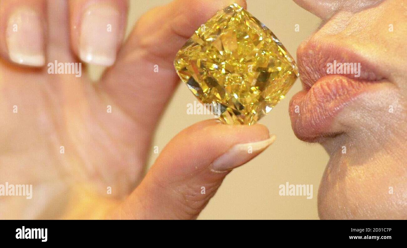 Con el diamante amarillo vivo más grande del mundo que pesa 132.42, la  actriz Zeta Graff, ella misma un miembro de la familia del mogul de la  joyería de Graff, comprueba la