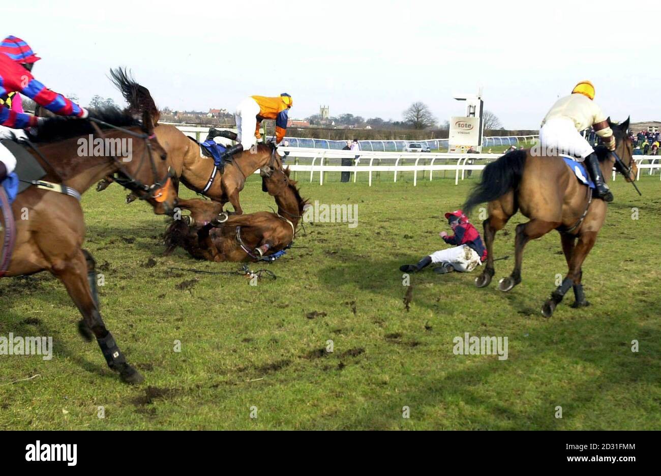 COMEX Flyer y jockey Liam Cooper (centro en tierra) caída después de saltar  el último obstáculo, durante el alfameric Betting Display Systems el  obstáculo de los novatos en Sedgefield Fotografía de stock -