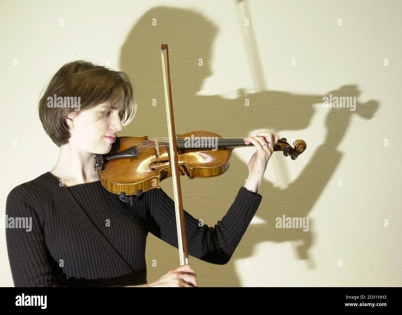 Charlotte Bassett, que trabaja para los subasteros de Sotheby, toca un  violín raro hecho por Antonio Stradivari en 1682. El instrumento forma  parte de la subasta de instrumentos musicales que se celebra