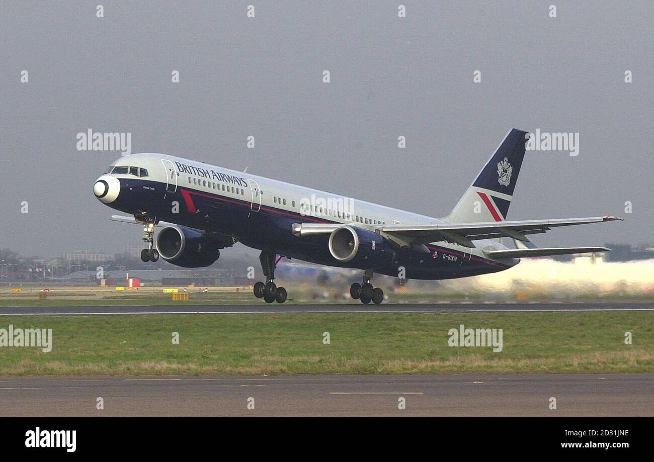 Un avión de British Airways despegaba en el aeropuerto de Heathrow en Londres. Foto de stock