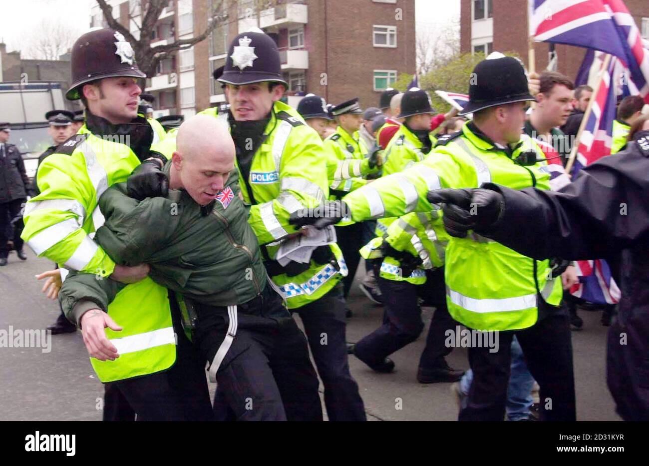 La policía frenó a un marchante en una marcha del frente Nacional en Bermondsey, Londres. Los activistas contra el racismo fueron indignados en la marcha del segundo fin de semana consecutivo. Un hombre asiático fue golpeado en un ataque racista por 10 hombres blancos apenas horas después de la manifestación del sábado pasado *... en Bermondsey, al sudeste de Londres. Foto de stock