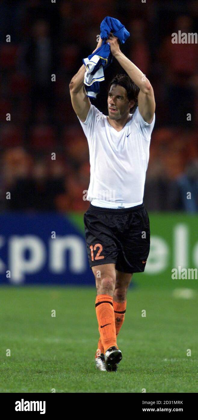 El disco de Manchester United firma Ruud Van Nistelrooy al final de un  partido para Holanda, su primera aparición desde la firma de los campeones  ingleses, en un amigo internacional contra Chipre