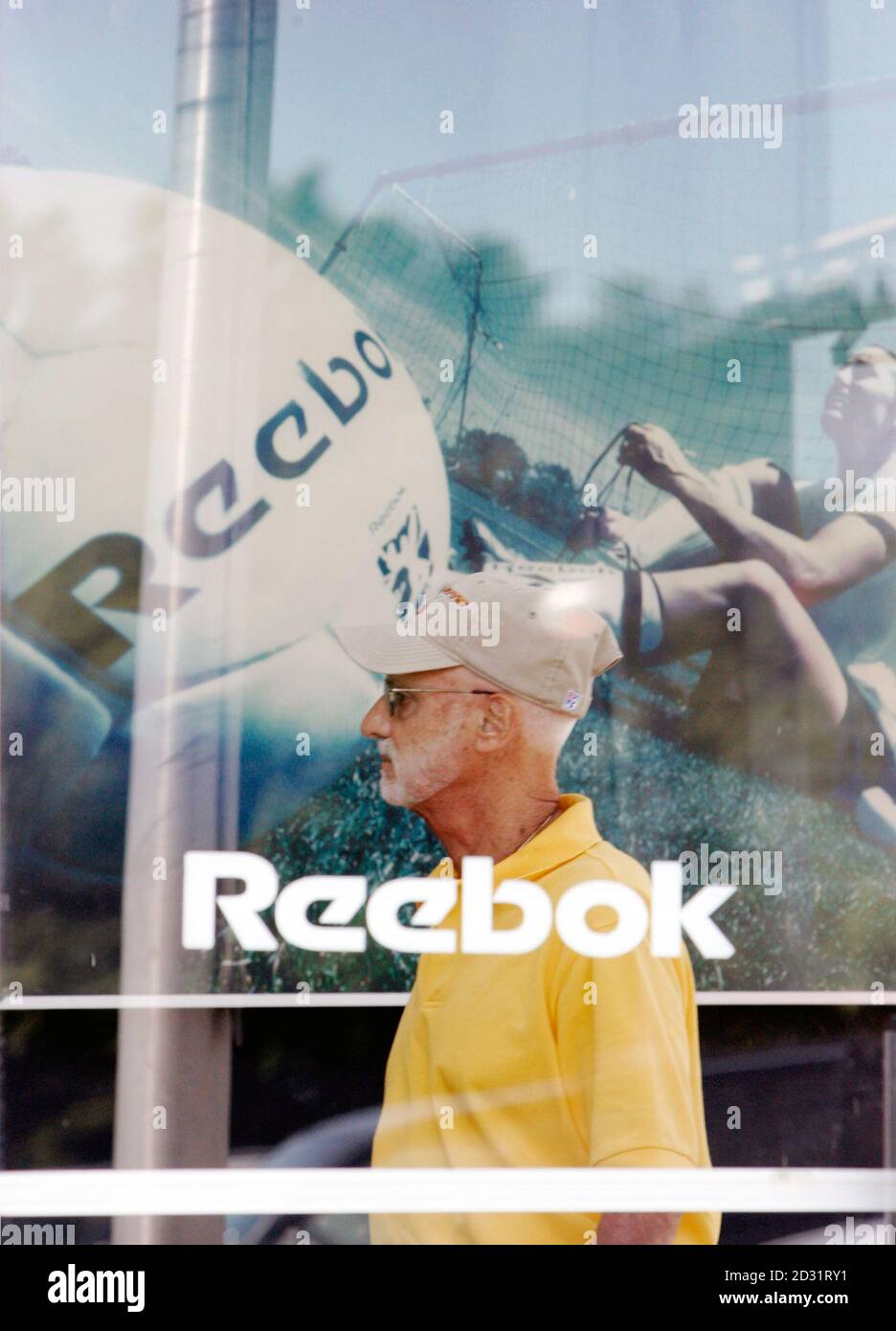 Un cliente entra en la tienda de venta directa de Reebok en Stoughton,  Massachusetts 3 de agosto de 2005. La alemana Adidas-Salomon va a comprar la  empresa rival de artículos deportivos Reebok
