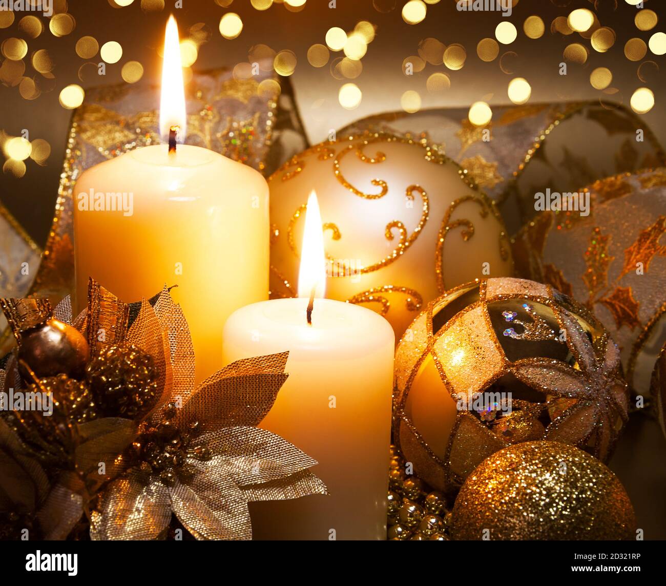 Decoración navideña con velas encendidas sobre un fondo oscuro. Adornos  navideños sobre fondo dorado oscuro con luces Fotografía de stock - Alamy