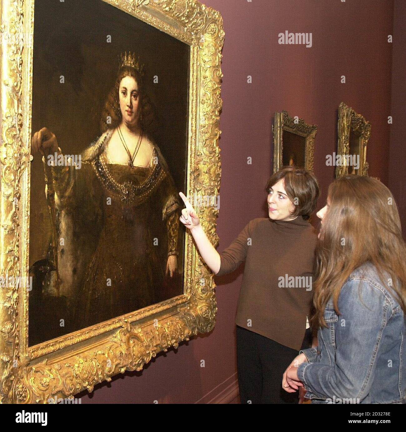 Los amantes del arte admiran un retrato de la diosa Juno de la colección Armand Hammer, los Ángeles, en la Royal Academy de Londres. Pinturas de mujeres de Rembrandt están en exhibición en una gran exposición de la Royal Academy en Piccadilly. Foto de stock