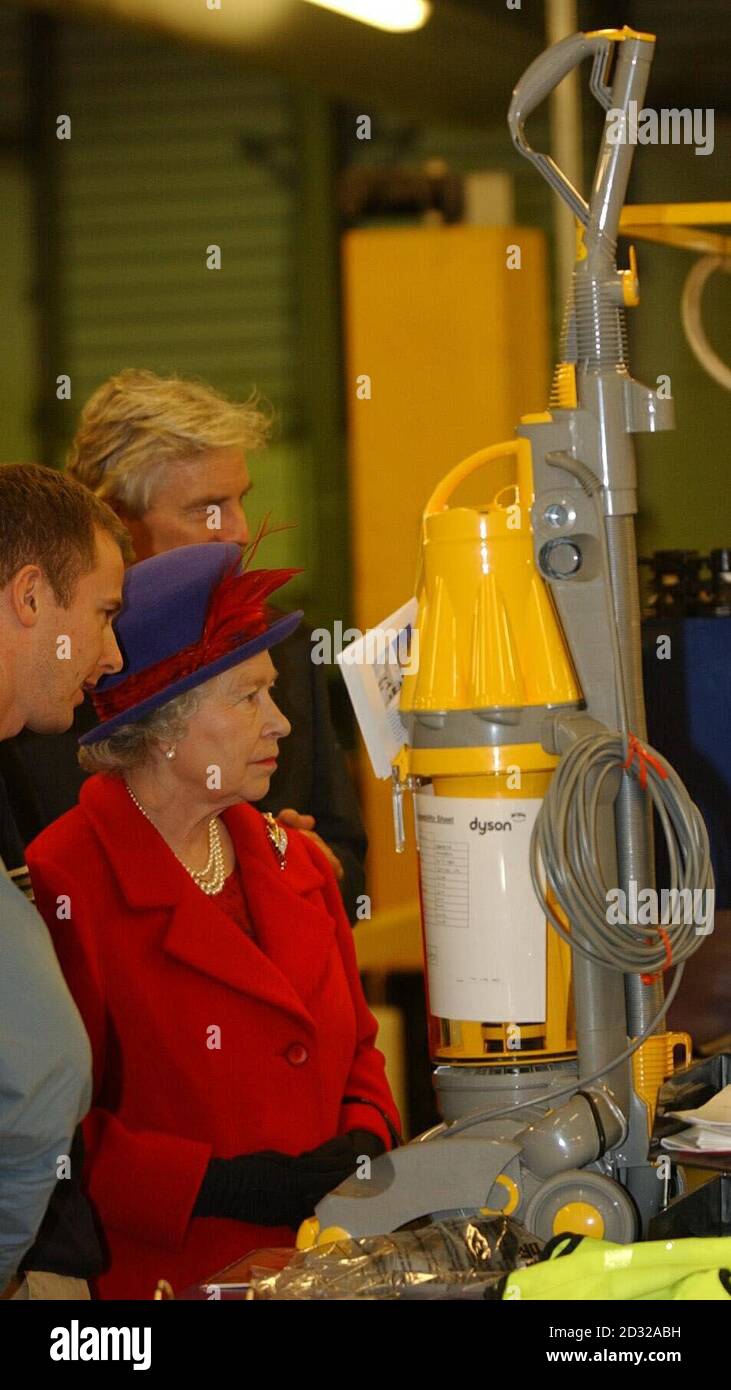 La Reina se muestra un aspirador Dyson en la fábrica de electrodomésticos  en Malmesbury, cerca de Chippenham, Wiltshire. Viajó en tren regular con el  Duque de Edimburgo para un día de encuentros