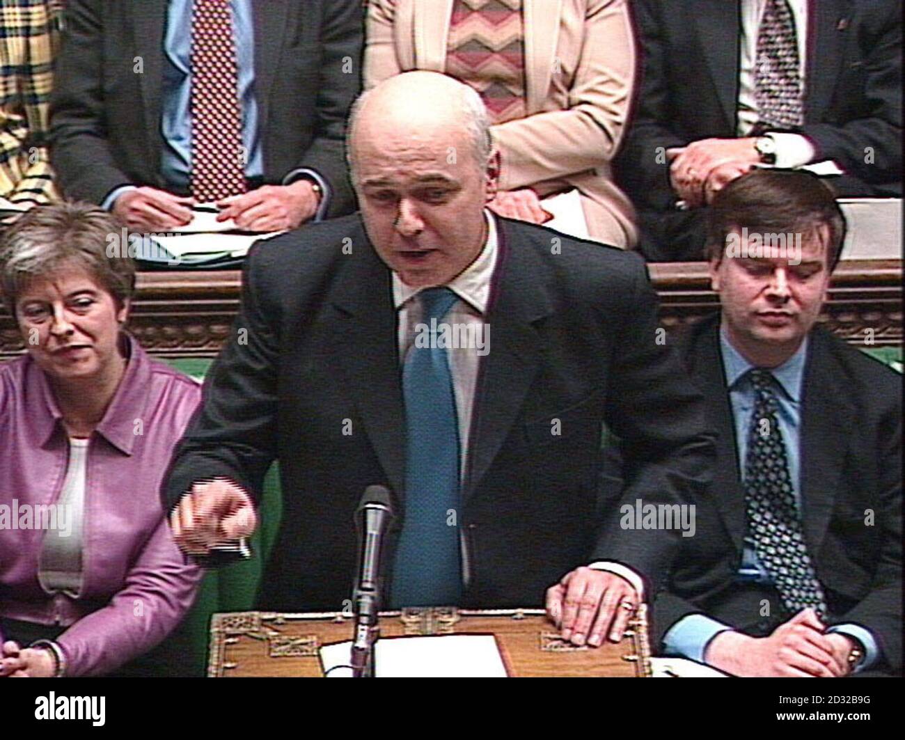 El líder conservador Ian Duncan Smith hace una pregunta al ministro Tony Blair en la Cámara de los comunes durante el turno de preguntas parlamentarias semanal regular para el PM. Fue la primera desde que los diputados regresaron de sus vacaciones de Navidad. Foto de stock