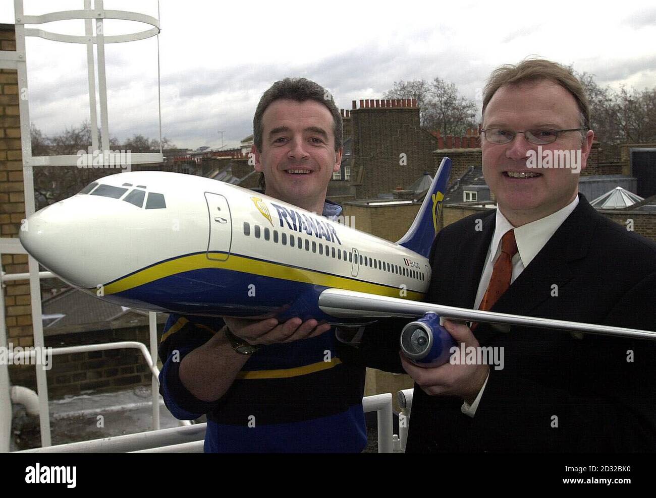 (Izquierda) Jefe Ejecutivo de Ryanair Michael o'Leary tiene un modelo del Boeing 737-800 con el Vicepresidente Ejecutivo de Ventas de Boeing Toby Bright. * Ryanair, compañía de transporte de bajo coste con sede en Irlanda, anunció hoy que compraría 100 Boeing 737, con una opción de 50 más, con la entrega del primero este año y el último en 2010. Ryanair, que junto con otros transportistas de bajo coste en Gran Bretaña, ha desafiado las sombrías predicciones posteriores a septiembre de 11 en el sector de la aviación, dijo que gastaría un total de 6.5 mil millones ($9.5 mil millones) para un total de 150 nuevos aviones. Foto de stock