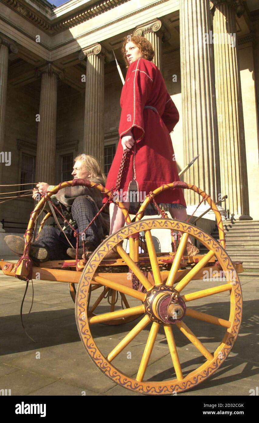 Una réplica de carro se detiene en el patio delantero del Museo Británico  en el centro de Londres, con Action Arranger y Asesor de armas históricas,  Mike Loades, izquierda, y la actriz