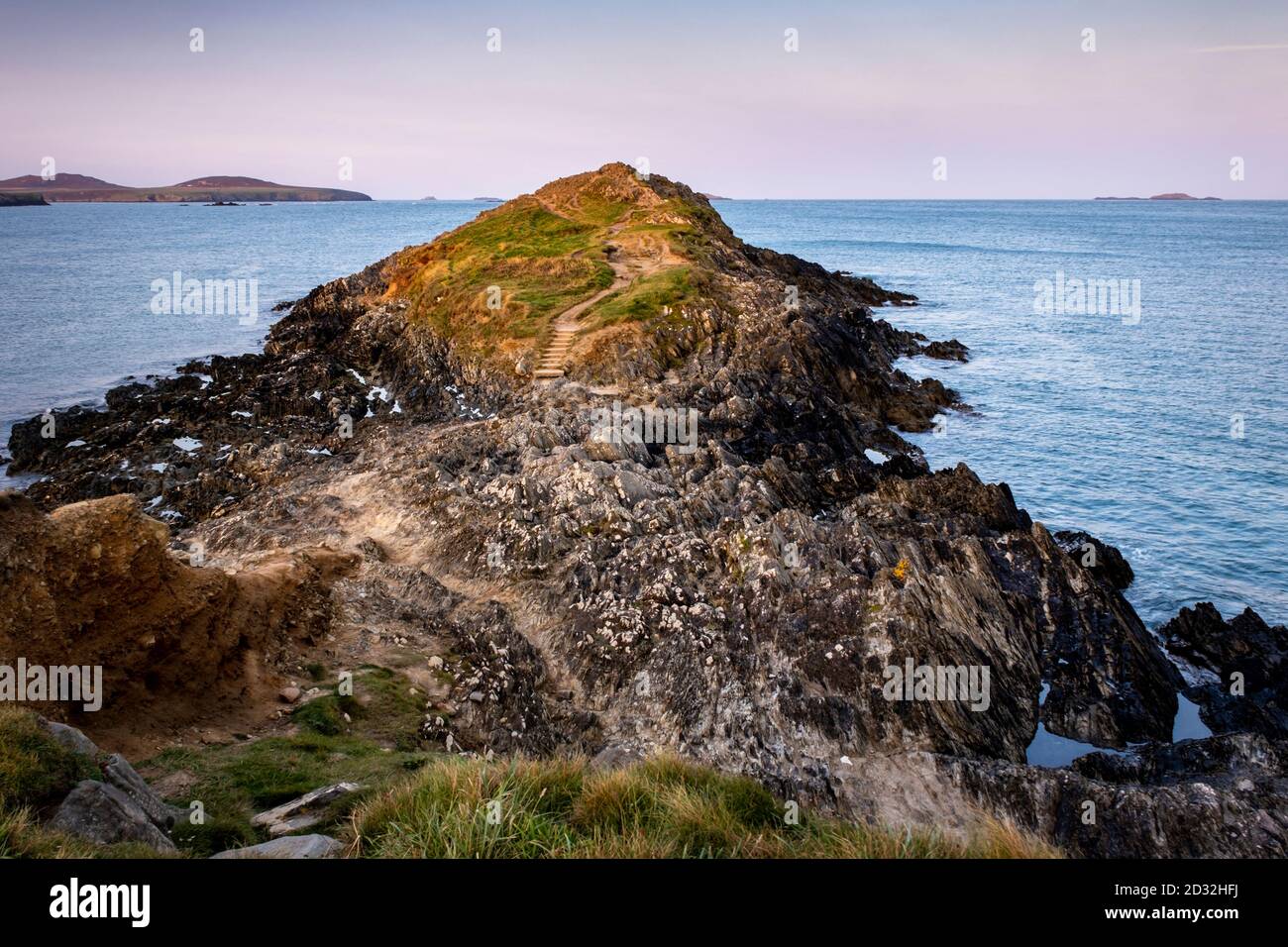 Afloramiento rocoso que muestra erosión costera en Whitesands Bay, Pembrokeshire Coast National Park, Gales Foto de stock